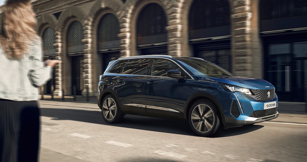 PEUGEOT 5008 SUV side view