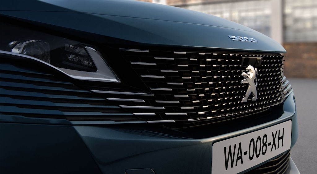 PEUGEOT 5008 SUV: new frameless radiator grille 